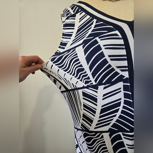 TOMMY BAHAMA Navy and White Stretchy Leaf Print Dress. Size Medium - Picture 4 of 13